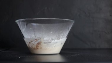 Yemek pişirme sürecinde. Karışımı yulaf gevreği çilek ile