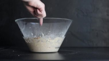 Yemek pişirme sürecinde. Karışımı yulaf gevreği çilek ile