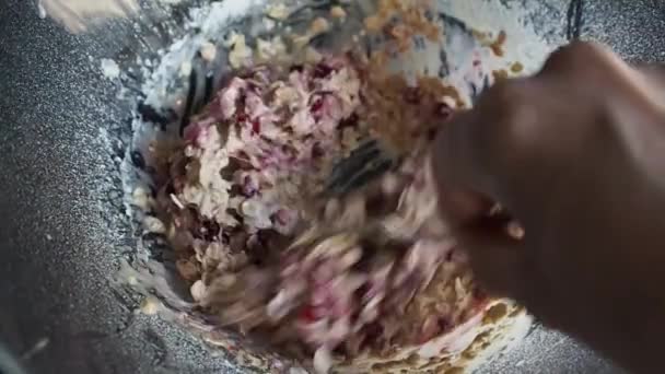 Cocinar hornear en proceso. Vista desde arriba, Mezclar copos de avena con bayas — Vídeo de stock