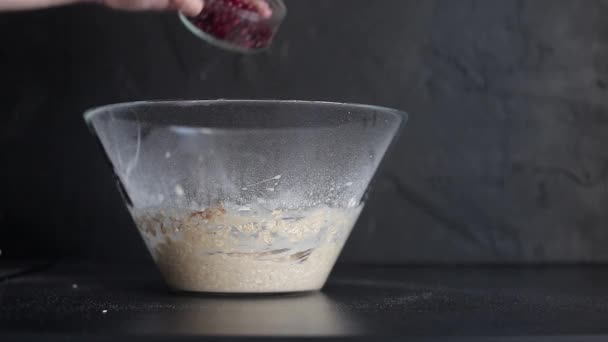 Cocinar hornear en proceso. Mezclar copos de avena con bayas — Vídeos de Stock