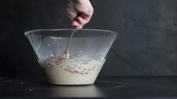 Μαγείρεμα ψήσιμο στη διαδικασία. Ανακατέψτε νιφάδες βρώμης με μούρα — Αρχείο Βίντεο