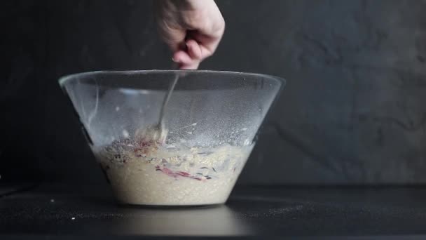 Cottura cottura in corso. Mescoli fiocchi di avena con bacche — Video Stock