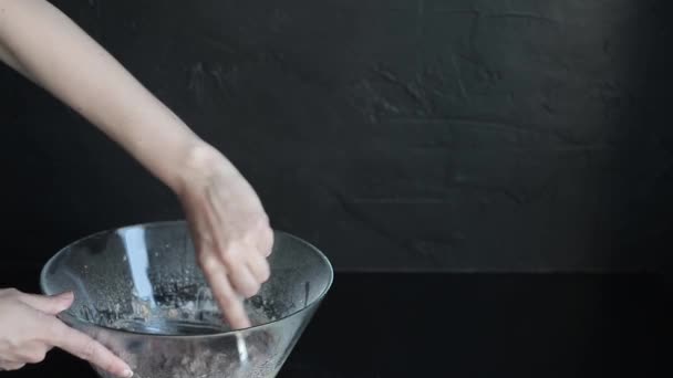 Приготування випічки в процесі. Змішайте вівсяні пластівці з ягодами — стокове відео