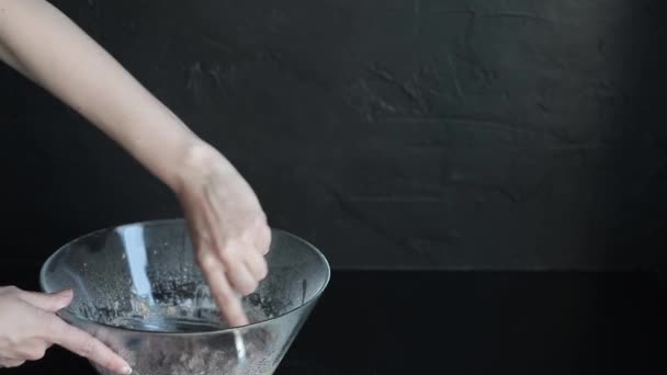 Cooking baking in process. Mix oat flakes with berries — Stock Video