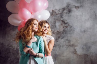 Sarışın ve Kızıl saçlı. İki genç kız partide büyüleyici.