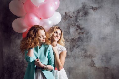 Sarışın ve Kızıl saçlı. İki genç kız partide büyüleyici.