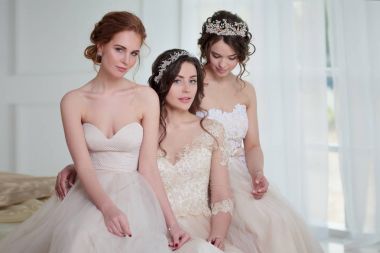 Üç kız gelinlik içinde. Güzel narin kız gelin salonda