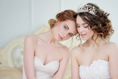 Gelinlik'de iki kız. Güzel narin kız gelin salonda
