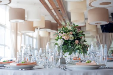 Dekor düğün. Restoran, Tablo ayarı çiçeklenir