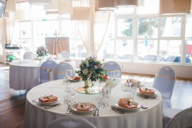 Dekor düğün. Restoran, Tablo ayarı çiçeklenir