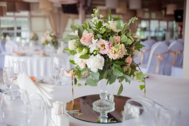 Dekor düğün. Restoran, Tablo ayarı çiçeklenir