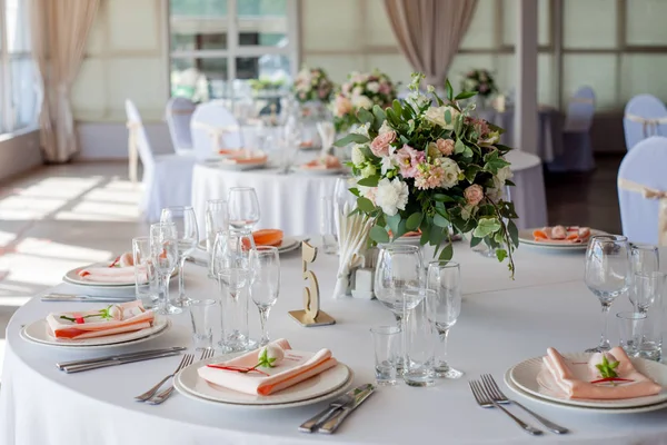 Bröllop inredning. Blommor i restaurangen, tabell inställning — Stockfoto