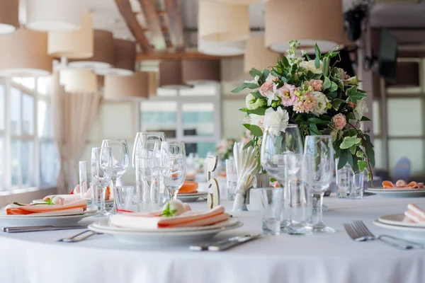 Bruiloft decor. Bloemen in het restaurant, de tabel instellen — Stockfoto