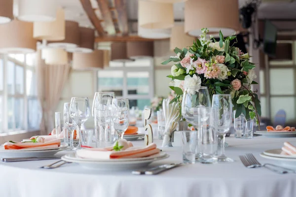 Bröllop inredning. Blommor i restaurangen, tabell inställning — Stockfoto