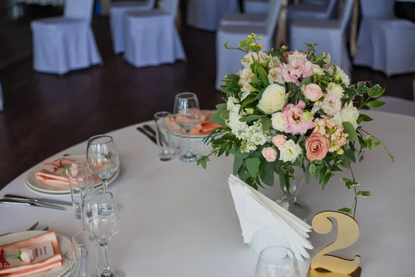 Numreringen av tabellerna. Blommor i restaurangen, tabell inställning — Stockfoto