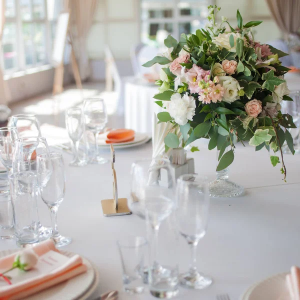 Arredo nuziale. Fiori nel ristorante, apparecchiare la tavola — Foto Stock