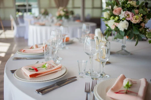 웨딩 장식. 레스토랑, 테이블 설정에서 꽃 — 스톡 사진