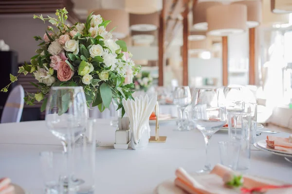 Bruiloft decor. Bloemen in het restaurant, de tabel instellen — Stockfoto