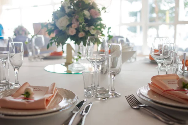 Hochzeitsdekor. Blumen im Restaurant, Tischdecken — Stockfoto