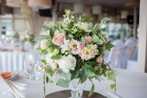 Hochzeitsdekor. Blumen im Restaurant, Tischdecken — Stockfoto