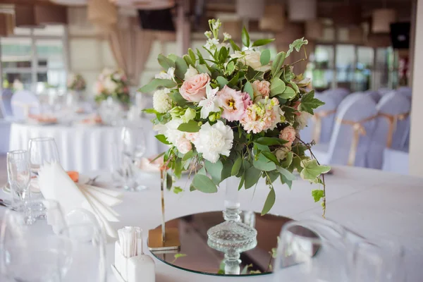 Dekor düğün. Restoran, Tablo ayarı çiçeklenir