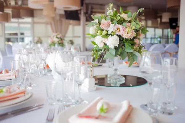 Hochzeitsdekor. Blumen im Restaurant, Tischdecken — Stockfoto