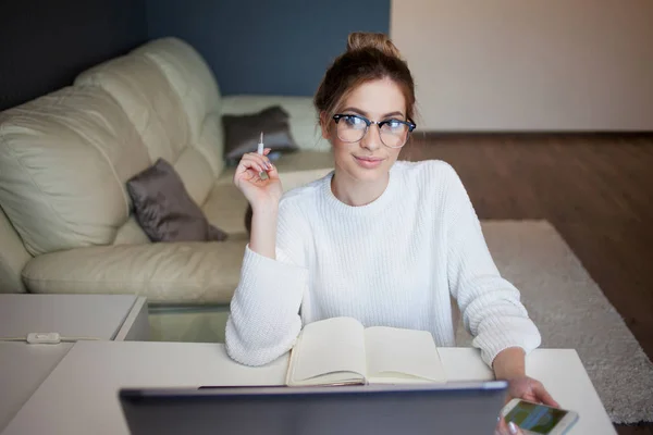 Ung affärskvinna. Vacker flicka med glasögon som arbetar hemma med laptop — Stockfoto