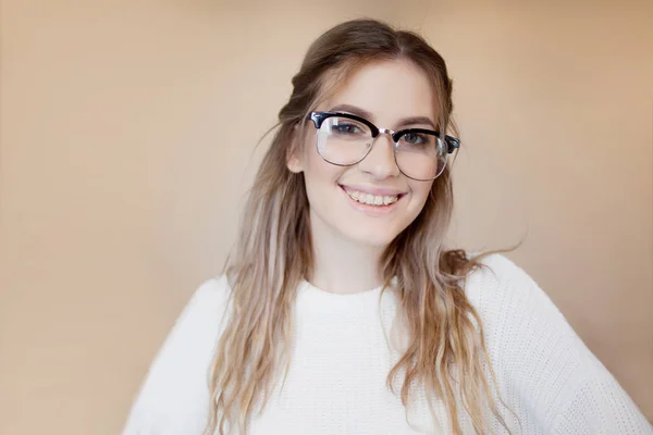 Chica feliz y hermosa con gafas y frenos. Mujer joven sonriendo — Foto de Stock