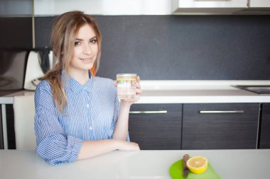 Güzel bir kız onu sabah bir bardak limonlu su ile başlar