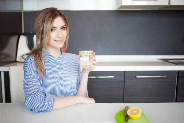 Güzel bir kız onu sabah bir bardak limonlu su ile başlar — Stok fotoğraf