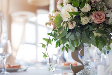 Dekor düğün. Restoran, Tablo ayarı çiçeklenir