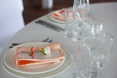 Dekor düğün. Kişisel dekor, konuk kartları ve Servis Tabakları