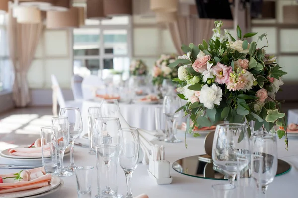 Arredo nuziale. Fiori nel ristorante, apparecchiare la tavola — Foto Stock