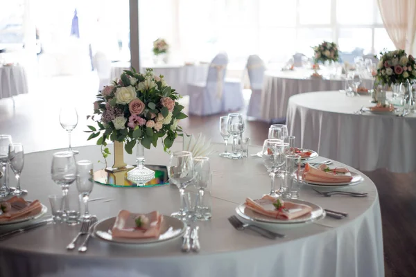 Arredo nuziale. Fiori nel ristorante, apparecchiare la tavola — Foto Stock