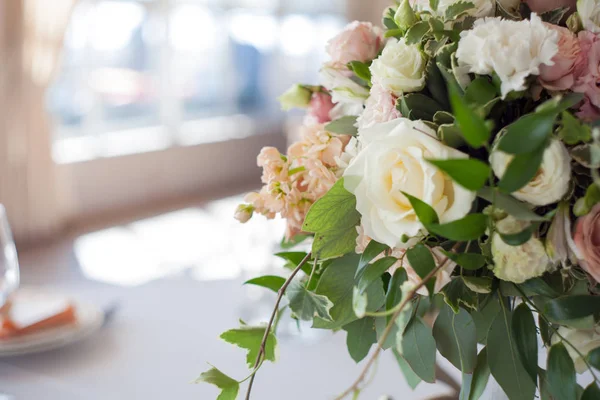 웨딩 장식. 레스토랑, 테이블 설정에서 꽃 — 스톡 사진