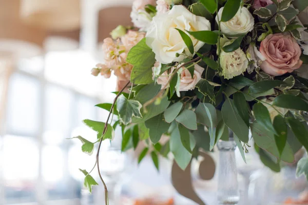Esküvői dekoráció. Virágok az étteremben, meghatározó táblázat — Stock Fotó