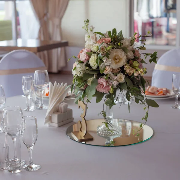 Arredo nuziale. Fiori nel ristorante, apparecchiare la tavola — Foto Stock