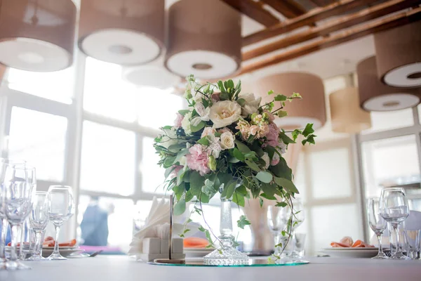 結婚式の装飾。レストランのテーブルの花 — ストック写真