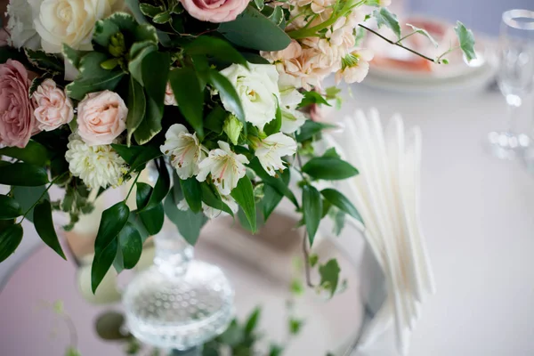 Dekor düğün. Restoran, Tablo ayarı çiçeklenir