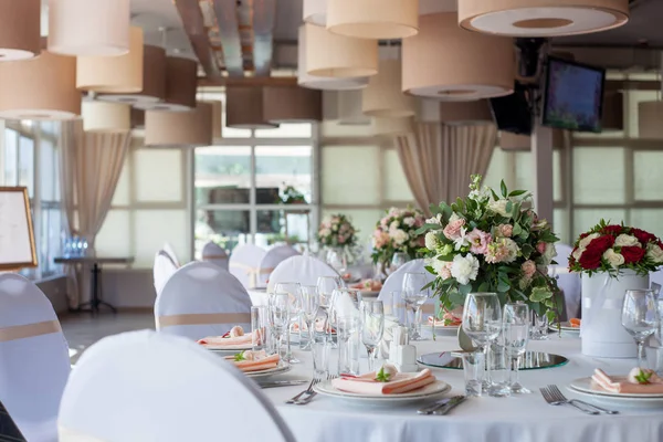 Bröllop inredning. Blommor i restaurangen, tabell inställning — Stockfoto