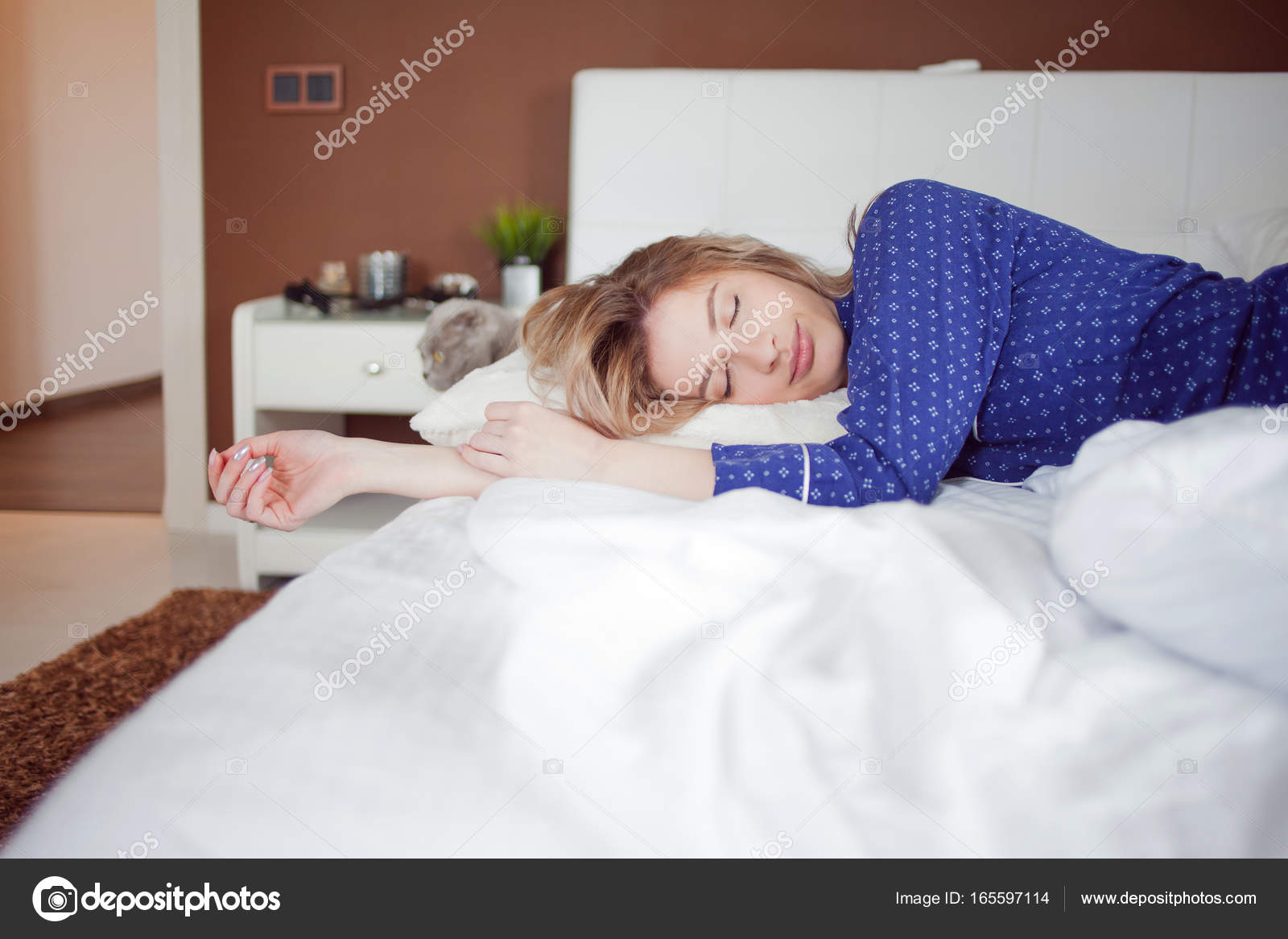 Ich will nicht aus dem Bett, faul, Schlafzimmer und die Katze ... Ich will nicht aus dem Bett, faul, Schlafzimmer und die Katze ...