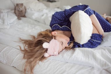 Tatlı bir sarışın uyandım yatağı, ev konforu, yatak odası ve kedi