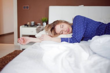 Ben, tembel, yatak odası ve kedi yataktan çıkmak istemiyorum