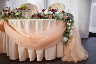 Gelin ve damat restoranda tablosu. Düğün dekorasyon, çiçek