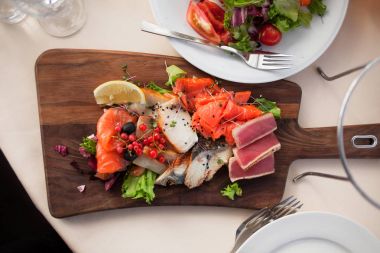 Atıştırmalıklar, tapas bir ahşap tahta üzerinde. Sofra Restaurant