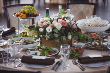 Dekor düğün. Restoranda, masaya yiyecek çiçekler