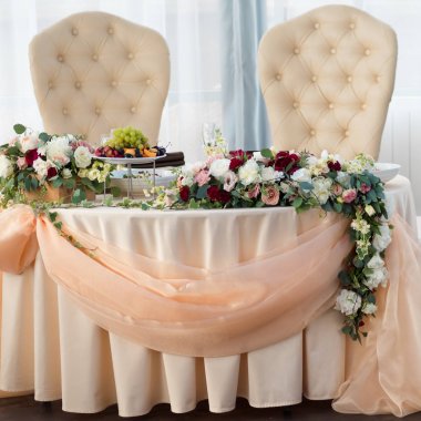 Gelin ve damat restoranda tablosu. Düğün dekorasyon, çiçek