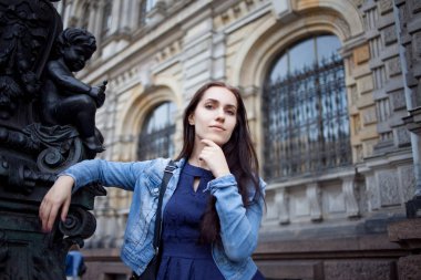 Şehir, bir sırt çantası ile genç esmer güzel portre