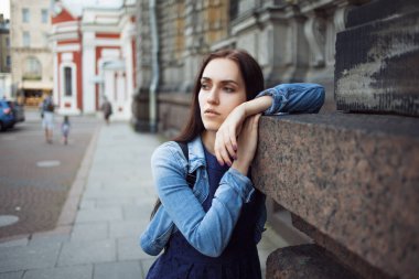 Şehirde bir sırt çantası ile güzel genç esmer