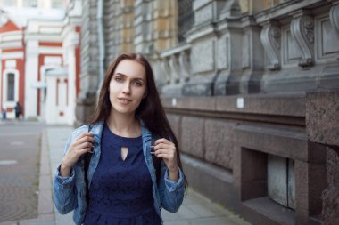 Şehirde bir sırt çantası ile güzel genç esmer